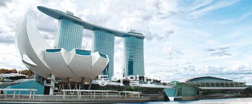 싱가포르의 마리나 베이 샌즈 리조트에 위치한 아트사이언스 박물관이 17일 정식 개장했다. 왼쪽 앞에 보이는 건물이 아트사이언스 박물관. 마리나 베이 샌즈 제공