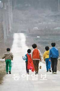 영화 ‘아이들’을 계기로 아동대상 범죄에 대해 공소시효를 없애야 한다는 목소리가 높아지고 있다. 아이들이 개구리를 잡으러 산으로 향하는 영화 속 장면. 누리픽쳐스 제공