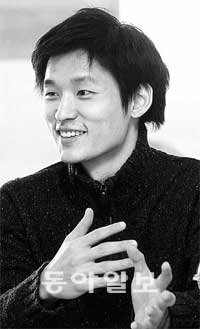 윤성현 감독은 청소년의 자살을 다룬 영화
‘파수꾼’을 통해 “한국 사회의 죽음 불감증을
지적하고 싶었다”고 말했다.
양회성 기자 yohan@donga.com