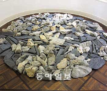 도보의 기록과 채록을 조각과 사진으로
남기는 영국 작가 리처드 롱의 ‘드래건 서
클’(2010년). MC갤러리 제공