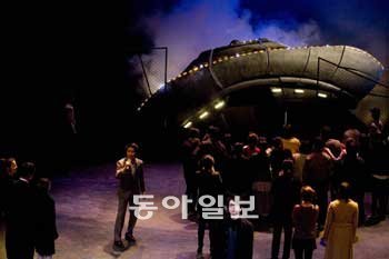 장진 감독이 창작 희곡으로는 9년 만에 무대에 올린 ‘로미오지구착륙기’. 연극에서 UFO는 마을 주민,
대통령, 목사 등 다양한 인간 군상이 자신의 욕망을 투영하는 스크린 역할을 한다. 아담스페이스 제공