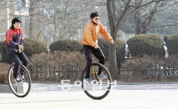 외발자전거를 타고 서울에서 부산까지 493km를 달린 김경수 씨. 이훈구 기자 ufo@donga.com