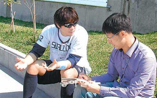 야쿠르트 임창용(왼쪽)은 일본에 진출한 2008년부터 3년간 96세이브를 올리며 지난해 말 3년간 연봉 총 15억 엔(약 205억 원)의 대박 계약을 했다. 최근 일본 오키나와 우라소에에서 시즌 준비에 한창인 임창용을 동아일보 이헌재 기자가 인터뷰하고 있다. 야쿠르트 제공