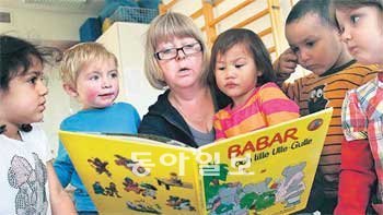 스웨덴 스톡홀름 시내의 한 어린이집에서 교사가 아이들과 책을 읽고 있다. 스웨덴은 보육서비스를 통해 여성의 경제활동참가율을 높여 생산가능인구의 감소를 막고 있다. 최연혁 스웨덴 쇠데르퇴른대 교수 제공