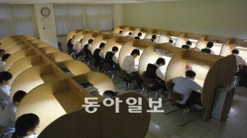 고3을 대상으로 3월 10일 서울시교육청이 주관하는 전국연합학력평가가 치러진다. 이번 시험은 자신의 취약점을 파악해 2012학년도 수능을 준비할 수 있는 좋은 기회다. 동아일보DB