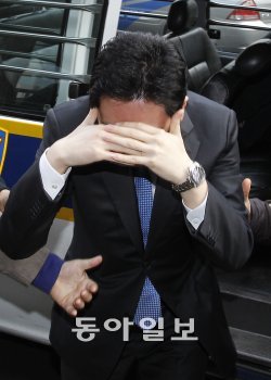 얼굴 가린 피의자 서울서부지방법원이 24일 만삭 의사부인 사망사건의 피의자인 남편 A 씨의 구속영장을 발부했다. 이날 영장실질심사가 끝난 뒤 서울 마포경찰서로 돌아온 A 씨가 얼굴을 가린 채 유치장으로 들어가고 있다. 김재명 기자 base@donga.com