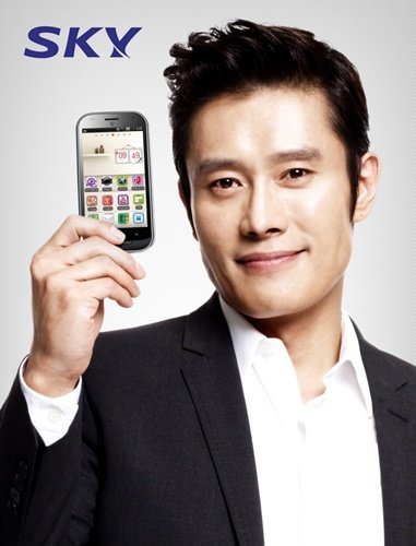 <배우 ‘이병헌’이 스마트폰 스카이 ‘베가S (모델명 IM-A730S)’를 선보이고 있다.>