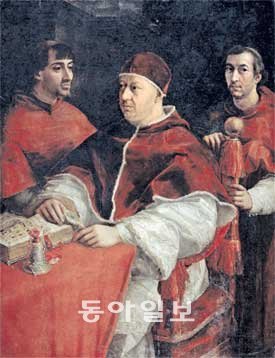 라파엘로가 1517년에 그린 ‘교황 레오 10세와 메디치 가문의 추기경들’. 중앙에 앉아 있는 이가 교황 레오 10세로 ‘위대한 자’ 로렌초 데 메디치의 둘째 아들이다. 뒤에 서 있는 두 명의 추기경은 루이지 데 로시(왼쪽)와 줄리오 데 메디치(오른쪽)다. 줄리오 추기경은 이후 교황 클레멘트 7세로 등극한다. DBR DB