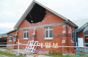 뉴질랜드 크라이스트처치 리카턴 지역에 있는 한인교회 예배당 건물. 22일 발생한 지진
으로 벽돌이 무너져 내렸다. 다행히 이번 지진 때 이 교회 예배당에는 아무도 없어 인명
피해가 생기지는 않았다. 크라이스트처치=강경석 기자 coolup@donga.com