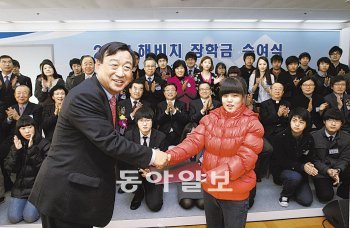 이희범 해비치 사회공헌문화재단 이사장(왼쪽)이 ‘2011 해비치 장학금 수여식’에서 학생들에게 장학증서를 주고 있다. 현대차 제공