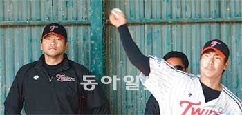 선수 시절 ‘대마신’으로 불리며 일본과 미국 프로야구 마무리 투수로 활약했던 사사키 가즈히로(왼쪽)가 LG
투수 인스트럭터로 일본 오키나와 현 이시카와 캠프에서 이동현의 불펜 투구를 지켜보고 있다. LG트윈스 제공