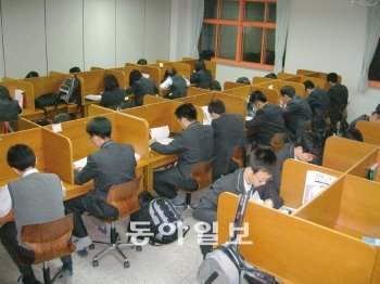 사교육 없는 학교를 모범적으로 운영하고 있는 인천 가좌고 학생들이 야간자율학습 시간에 학교 독서실에서 공부를 하고 있다. 인천 가좌고 제공