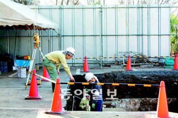 일본 도쿄 신주쿠 구의 도야마 공원 부근 옛 육군군의학교 방역연구실 터에서 유골 발굴 작업이 진행 중이다. 전체 발굴 면적은 3000㎡로 이달 말까지 작업이 진행된다.