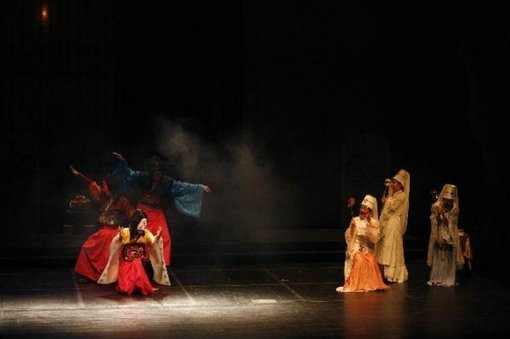 중세 유럽 나바르 왕국을 무대로 한 셰익스피어 원작 희극을 조선시대로 번안한 <사랑의 헛수고>. 한국연출가협회 제공