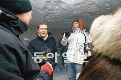 대형 이글루에서 열린 샴페인 파티.