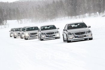 벤츠의 윈터 프로그램 참여자들이 525마력 ‘E63 AMG’를 몰고 아이스 서킷으로 가고 있다. 이들에겐 설원 위의 무한도전이 기다리고 있다. 메르세데스-벤츠 제공