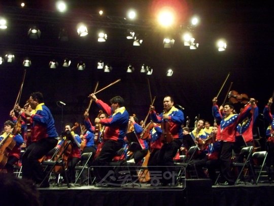 “음악은 세상을 바꿀 수 있다” 기적과 희망을 연주하는 카라카스 유스오케스트라.
