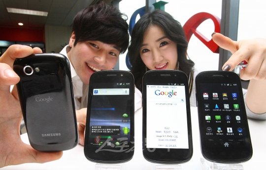 주요 전략 스마트폰들이 SK텔레콤과 KT에 동시 출시되면서 소비자들의 관심은 이제 이동통신사의 통화 품질과 서비스에 집중되고 있다. 사진은 최근 SK텔레콤과 KT에 동시에 론칭된 삼성전자의 ‘넥서스S’.