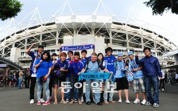 호주 각지에서 몰려온 그랑블루 회원들이 시드니 팬들과 한데 어울려 파이팅을 외치고 있다. 오른쪽이 회장 김일두 씨. 사진공동취재단
