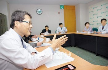 대구의료원은 안문영 원장(왼쪽)을 중심으로 매일 아침 진료과장과 각 부서 간부들이 참석한 가운데 ‘의료서비스 향상’을 위한 티타임을 갖는다. 대구의료원 제공