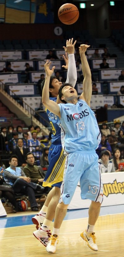 공중볼을 다투는 삼성 이규섭(뒤)과 모비스 노경석(앞).