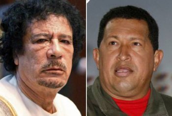 카다피 리비아 국가원수(왼쪽)와 우고 차베스 베네수엘라 대통령.