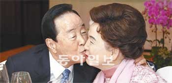 4일 서울 중구 소공동 롯데호텔에서 열린 김영삼 전 대통령 내외의 60주년 회혼식에서
김 전 대통령이 손명순 여사에게 입을 맞추고 있다. 김재명 기자 base@donga.com