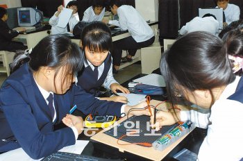 최근 과학영재학교의 지원자 수가 증가하면서 1단계 서류전형이 어느 때보다 중요해졌다. 서류전형에서는 직접 작성한 실험보고서, 탐구일지 같은 영재성 입증자료를 제시해 자신의 수학·과학적 재능을 어필해야한다. 동아일보DB