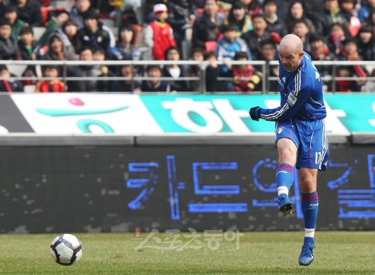 수원 삼성의 우즈베키스탄 출신 공격수 게인리히가 FC서울과의 개막전에서 강력한 오른발 슛으로 선제 결승골을 터뜨리고 있다.