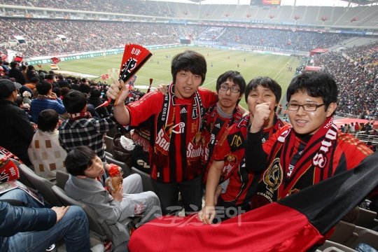 FC서울을 응원 나온 팬들이 파이팅을 외치며 승리를 기원하고 있다.