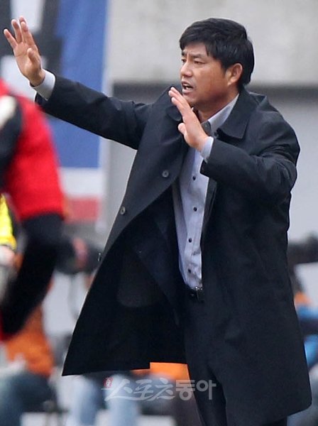 수원 삼성 윤성효 감독이 선수들을 향해 손짓으로 작전을 지시하고 있다. 윤 감독은 이날 넥타이를 매지 않았다.