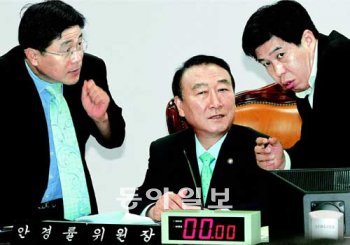 행안위원장과 여야 간사 국회 행정안전위원회에서 ‘청목회 후원금 면죄부 법안’을 처리한 주역인 한나라당 간사 김정권 의원과 안경률 행안위원장, 민주당 간사 백원우 의원(왼쪽부터). 이들이 지난해 8월 25일 열린 행안위 전체회의에서 뭔가를 논의하고 있다. 김경제 기자 kjk5873@donga.com