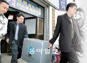 전국청원경찰친목협의회(청목회)의 입법로비 의혹이 불거진 지난해 11월 서울 강북구에 있는 최규식 민주당 국회의원의 사무실을 압수수색한 서울북부지검 직원들이 압수물을 들고 나오고 있다. 국회 행정안전위원회가 4일 기습 통과시킨 정치자금법 개정안이 본회의까지 통과하면 이 사건으로 기소된 국회의원 6명은 면죄부를 얻게 된다.