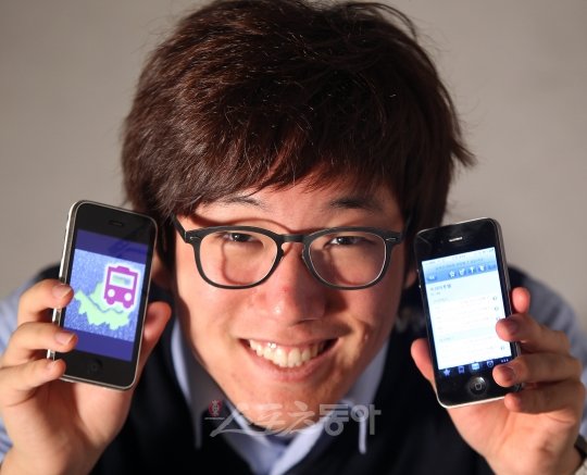 유주완 군이 자신이 만든 ‘서울버스’ 앱이 담긴 아이폰을 들어 보이고 있다. 인터뷰가 끝난 뒤 유군은 프로그래밍을 하느라 지나치게 컴퓨터 자판을 두드린 나머지 손가락 마디가 휘어진 자신의 손을 보여 주었다.