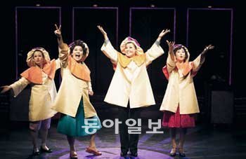 뮤지컬 ‘메노포즈’에서 전업주부 역의 이영자 씨(왼쪽에서 두 번째)는 열정적인 춤과 노래, 걸쭉한 입
담으로 무대를 휘어잡는다. 출연 배우 4명 중 홀로 존재감이 너무 큰 게 흠이라면 흠. 뮤지컬해븐 제공