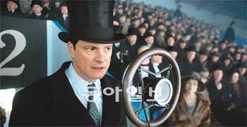 “더 더 더 더….” 영화 ‘킹스 스피치’는 조지 6세가 런던 웸블리 구장에서 결국 연설을 끝까지 마치지 못하는 장면으로 시작한다. 영화사 그랑프리 제공