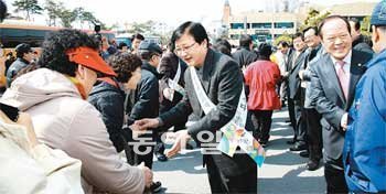 6일 안동을 찾은 한국생명과학고 동문 가족을 권영세 시장(가운데)이 반갑게 맞이하고 있다. 안동시 제공