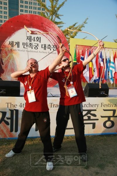 생활체육 동호인들을 위한 국제교류가 크게 늘고 있다. 사진은 세계민족궁대축전에 참가한 외국인들이 한국 궁도를 체험하고 있는 모습.