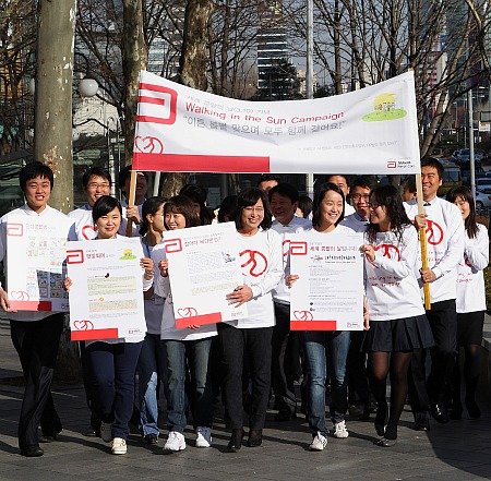 한국애보트 임직원들이 신장 건강 캠페인 행사에서 삼성동 본사 앞을 출발하고 있다.