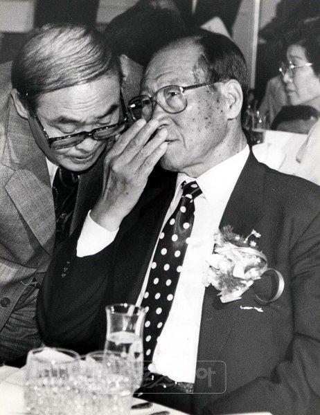 1992년 4월 서울 롯데호텔에서 열린 국민당 창당발기인 초청 만찬장에서 이주일이 정주영 대표(왼쪽부터)의 귀엣말을 듣고 있다. 스포츠동아DB