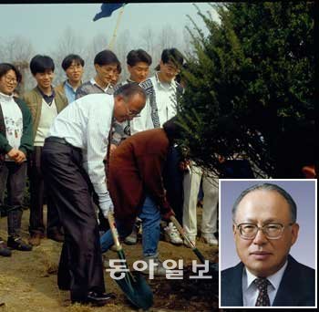 1989년 4월 5일 식목일 행사에서 당시 이해성 한양대 총장이
학생들과 함께 나무를 심고 있다. 한양대 제공