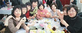 지난해 인천시농업기술센터의 ‘전통음식학교’ 과정에 참가한 수강생들이 전통 떡 위에 꽃처럼 예쁜 모양을 낸 꽃산병을 만들
어 선보이고 있다. 인천시농업기술센터 제공