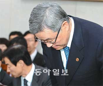 “스캔들, 송구스럽습니다” 고개 숙인 외교장관 김성환 외교통상부 장관이 9일 국회 외교통상통일위원회 전체회의에 출석해 상하이 총영사관 기밀 유출사건에 대해 “국민께 송구스럽다”며 사과하고 있다. 박영대 기자 sannae@donga.com