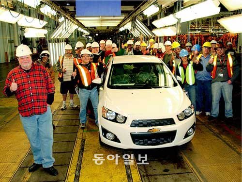 부활하는 GM의 상징 ‘美 오리온 공장’을 가다 중대형차를 만들던 제너럴모터스의 오리온 공장은 GM의 파산보호 신청 후 공장 폐쇄의 위기를 넘기고 소형차 생산 공장으로 탈바꿈하고 있다. 올해 1월 말 이 공장에서 시험생산된 쉐보레 소닉 앞에서 공장 근로자들이 기념 촬영을 하고 있다. 제너럴모터스 제공