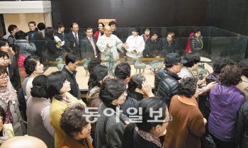 10일 오후 경남 양산시 통도사 주지 정우 스님과 신도 700여 명이 ‘실크로드와 둔황’ 특별전을 관람하고 있다. 변영욱 기자 cut@donga.com