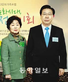 다문화가족포럼 공동대표로 임명된 정준양 포스코 회장(오른쪽)과 김양희 중앙대 명예교수. 포스코 제공