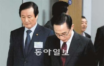 고심하는 MB 이명박 대통령(오른쪽)이 10일 정부과천청사에서 열린 국민경제대책회의에 참석하기 위해 고개를 숙인 채 회의실로 들어오고 있다. 왼쪽은 윤증현 기획재정부 장관. 청와대사진기자단