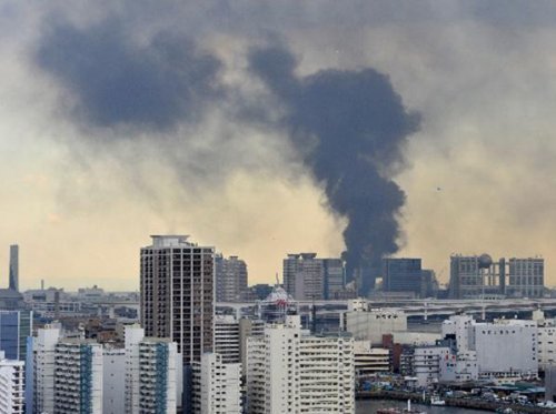 일본 도쿄 시내에서 11일 발생한 강진으로 검은 연기가 치솟고 있다. 아사히닷컴 제공.