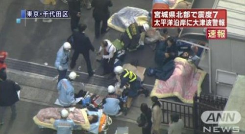 11일 일본 도호쿠 연안에서 발생한 대지진으로 도쿄에서도 피해가 속출한 가운데 구급대가 부상자들을 이송하고 있다. 아사히TV 화면 촬영