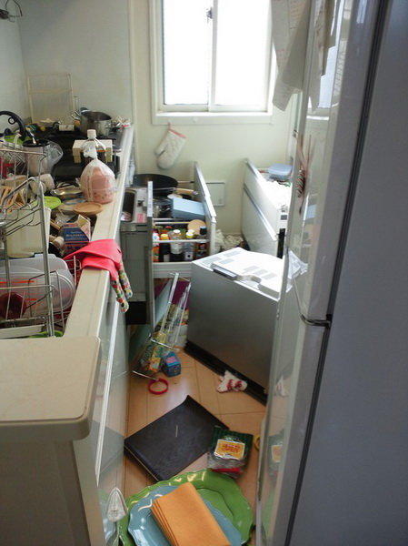 일본에 사는 네티즌이 아침에 청소했는데 지진으로 이렇게 됐다며 자신의 트위터에 올린 사진. [트위터 아이디= Iamnotdorothy]